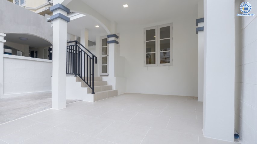 บ้านมือสองตกแต่งใหม่ ม.เศรณี สรงประภา-ดอนเมือง บนเนื้อที่ 30.3 ตร.ว. ฟังก์ชัน 4 ห้องนอน 3 ห้องน้ำ 1 ที่จอดรถ ทาวน์เฮ้าส์ส่วนตัว หลังบ้านไม่ติดใคร ราคาคุ้มสุดในย่านนี้! ใกล้สนามบินดอนเมือง, ทางด่วน "ศรีสมาน" และรถไฟฟ้าสายสีแดง "สถานีดอนเมือง"